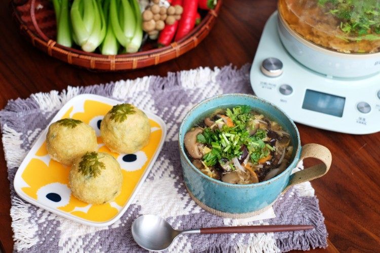菌菇酸辣汤+菜团子