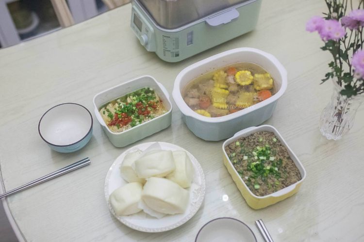 胡萝卜玉米排骨汤+梅肉+金针菇+面点