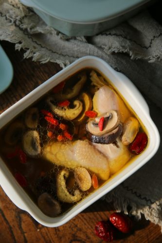 菌菇炖鸡汤