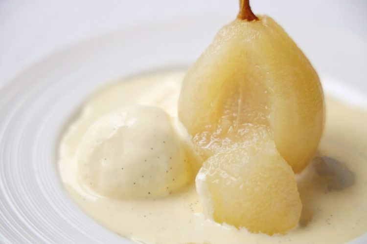 炆煮香梨配香草冰淇淋