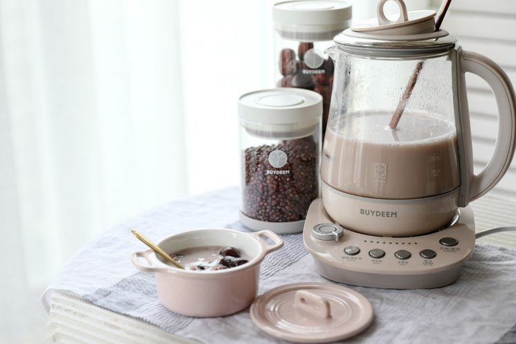 红枣红豆薏仁牛奶粥