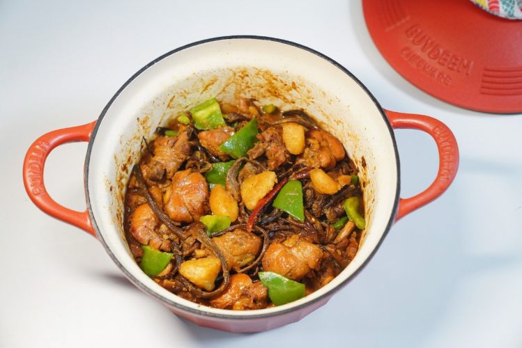 茶树菇炖鸡腿土豆