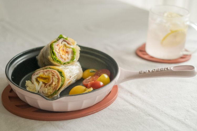 鸡蛋蟹柳火腿手抓卷饼