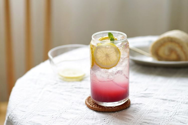 冰镇柠檬杨梅荔枝气泡饮