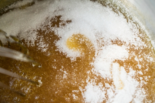 可以开始煮了:细砂糖c 水饴 百香果汁 橙皮屑倒入厚底锅中,大火煮沸