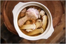 新鲜松茸炖老鸭汤