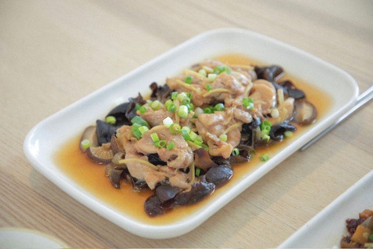 香菇蒸鸡腿肉+老干妈蒸茄子