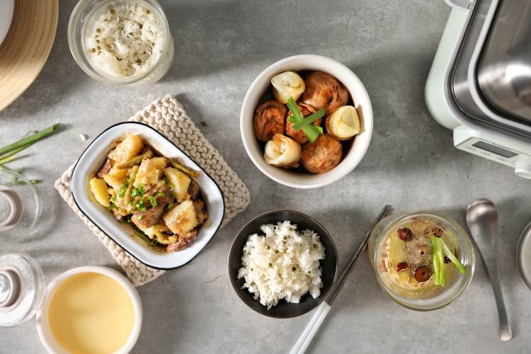 粉蒸地三鲜+酱焖双色肉糜包+皮蛋肉饼汤+绿豆杂粮饭