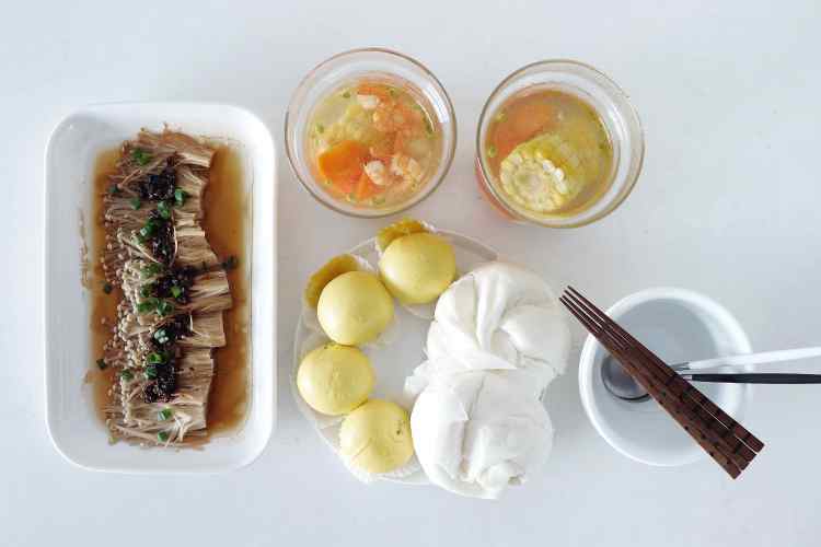 玉米胡萝卜虾仁干贝汤+蒜蓉金针菇+广式叉烧包+流心奶黄包